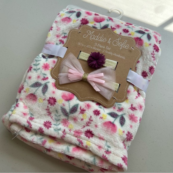 Maddie & Sofie Blanket 3 piece set Baby Blanket with Novelty Headbands New - Picture 6 of 6